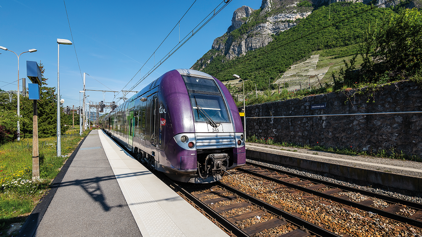 un train sur des rails